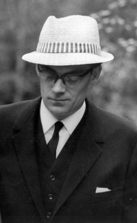 Otec Jiří Němec ve filmu O slavnosti a hostech, 1966