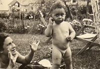 Irma Fleischmannová, teta Very, s prvorozeným synem Milanem, 1936