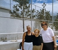 Na návštěvě u tety Alice. Zleva Vera, matka Hana, sestřenice Ruthie, 2003