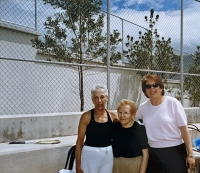 Na návštěvě u tety Alice. Zleva Vera, matka Hana, sestřenice Ruthie, 2003