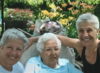 Na zahradě. Zleva Katja, Hana a Vera, Pomona cca 2002