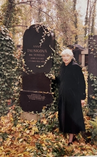 Peggy Cousins na Novém židovském hřbitově v Praze na Olšanech u hrobu Anny Taussigové, prababičky Very, cca 2001