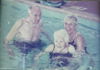 Rodiče s Verou v bazénu, 2002