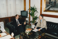 Werner Pohnitzer (vpravo) při návštěvě Josefa Tošovského (vlevo) v kanceláři České národní bance 