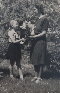 Marta Křížová s matkou (druhá polovina 40. let)