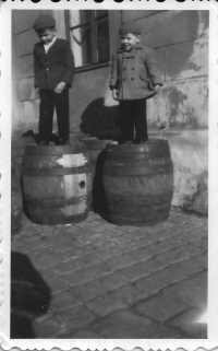 Marián Hošek na sudech v pivovaru s bratrem Jozefem, 1954