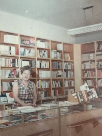 Teta Irma, zaměstnaná v knihkupectví v Praze, 1963