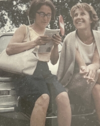 Zleva Katja, vedle ní sestra Vera ve Švýcarsku, 1963
