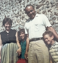 Zleva sestřenice Peggy Cousins, dcera Daniella, manžel Harold a syn Mark, 1968