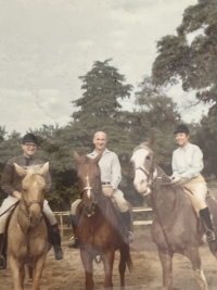 Zleva Mel, Victor, Vera na koních, Glen Cove, Long Island 1970