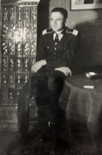 Otec Victor v uniformě, 1923–1924