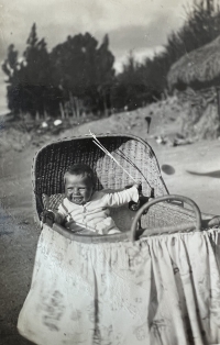 Vera Konig v kočárku, Latacunga 1942