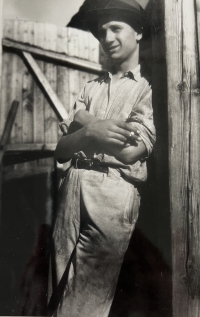 Otec Victor na statku, cca 1920