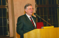 Werner Pohnitzer při přebírání pamětní medaile Města Jindřichův Hradec 14. prosince 2005