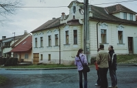 Rodinný výlet do Hříměždic u Příbrami, Konigovi bydleli v rohovém domě na fotografii, 2005