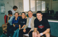 Werner Pohnitzer (druhý zprava) se zaměstnanci dačické pobočky Waldvierler Sparkasse v roce 2005