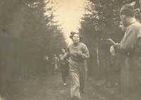 Matka Hana Spitzová, závod v běhu v lese poblíž Prahy. Matka byla členkou Klubu Hagibor, 1933