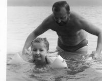 Pamětník s dcerou na dovolené na Máchově jezeře