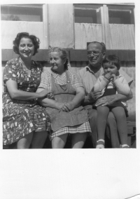 Pamětníkova rodina. Zleva: sestra, matka, otec a dcera