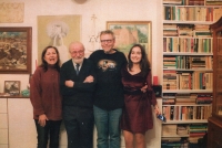 Pamětníkova rodina. Zleva: dcera pamětníka, pamětník, zeť a vnučka