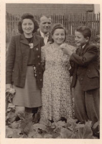 Pamětník s matkou, otcem a sestrou. Rok cca 1941