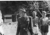 Na skautském táboře u Raspenavy. Na fotografii profesor Jaroslav Tomsa, pamětník vpravo. Rok 1946 