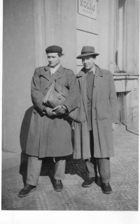 Pamětník (vpravo) s kamarádem a spolustudentem Jiřím Hlupým (filmový architekt) v Praze před Kolejí Mikoláše Alše. 50. léta