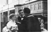 Svatba 17. dubna 1954 v Evangelickém kostele na náměstí Českých bratří v Liberci. Vpravo pamětníkovi rodiče