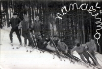 S partou přátel, zkratka na fotce je zkratkou jejich příjmení
