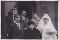 Pamětník (vlevo nahoře) na bratrově svatbě