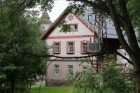 Boční pohled na budovu školy, v pozadí kostel sv. Kateřiny, Kačerov, červenec 2022