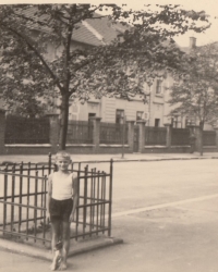 Jan Herejk před školou Habermanova, která patřila ke Karlovu, 30. léta
