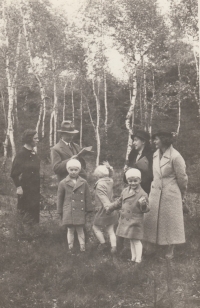 Jan Herejk s rodinou na procházce u Borského lesa, 30. léta