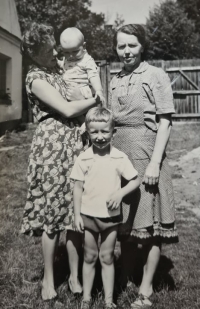 Jaroslava Kotlabová s maminkou Marií Rettingerovou a oběma syny v roce 1960
