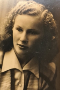 Jaroslava Kotlabová, roz. Rettingerová, jako učitelka v roce 1952