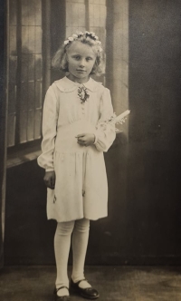 Jaroslava Kotlabová při prvním svatém přijímání v roce 1941, 9 let