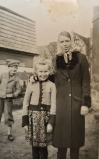 Jaroslava Kotlabová with her mom in 1943