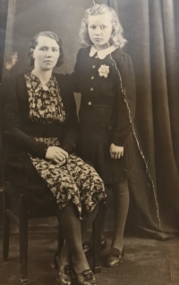 Jaroslava Kotlabová with her mom 1945, right after the end of the war