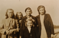 Jaroslava Kotlabová v roce 1947 s kamarádkami, zcela vlevo