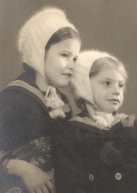 Lucie Čurdová se sestrou Irenou, třicátá léta