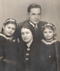 Lucie Janotová, rozená Čurdová, s rodiči a sestrou, pamětnice čtvrtá zleva, čtyřicátá léta