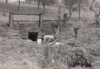 Máchání prádla v rybníku, Stroužné,  1978