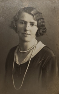 Maminka Marie Rettingerová, roz. Nováková,  v roce 1934