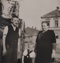 Zleva Anton Zbytek, pamětník jako malý chlapec a jeho matka, Holešov, konec 30. let