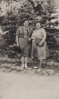 Vpravo maminka Marie Řičánková