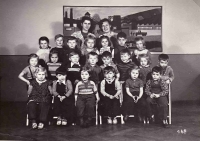 Petr (první zprava ve druhé řadě) v mateřské školce rok po zatčení otce, Praha, 1952
