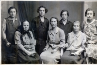 Matka pamětníka Marie Navrátilová, na fotce stojící druhá zleva