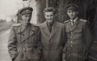 Oldřich Řičánek v době voj. služby kolem roku 1956, vlevo mjr. Kuchař