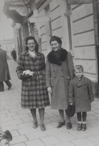 Oldřich Řičánek a jeho guvernantky, Holešov, konec 30. let