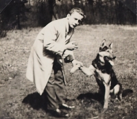 Oldřich Řičánek se svým psem Kazanem, nedatováno